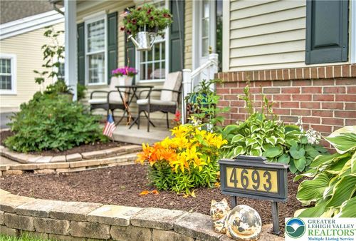 4693 Blue Grass Ln, MACUNGIE, PA, 18062-8302 | Card Image