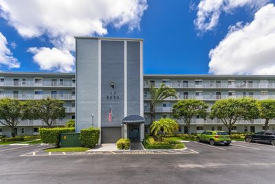 508 - 2226 N Cypress Bend Drive, Condo with 2 bedrooms, 2 bathrooms and null parking in Pompano Beach FL | Image 2