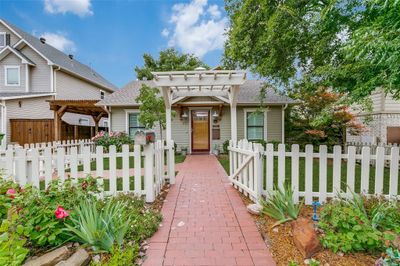 713 E Texas Street, House other with 3 bedrooms, 3 bathrooms and null parking in Grapevine TX | Image 1