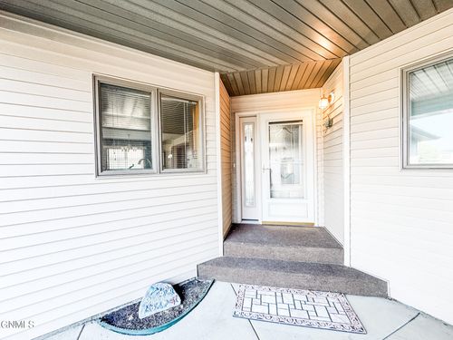 2206 16th Ave W, Williston, ND, 58801-3146 | Card Image