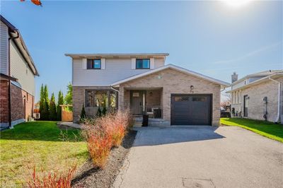 39 Windermere Crt, House other with 4 bedrooms, 2 bathrooms and 5 parking in Kitchener ON | Image 1