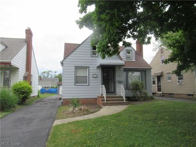 View of front of house featuring a front yard | Image 1