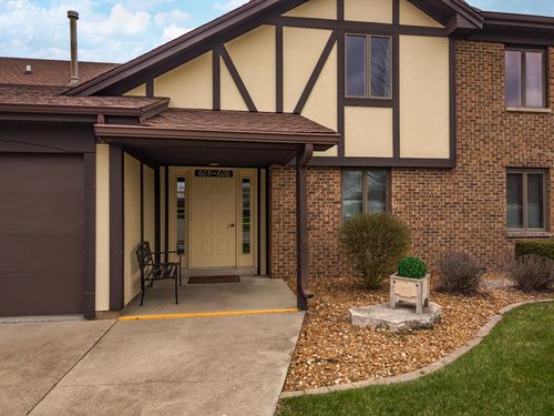 b-2-606 Carol Ct, Pontiac, IL, 61764-9655 | Card Image