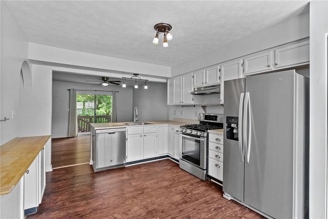206 Mountain Dr, Townhouse with 3 bedrooms, 3 bathrooms and 2 parking in Carnegie PA | Image 11