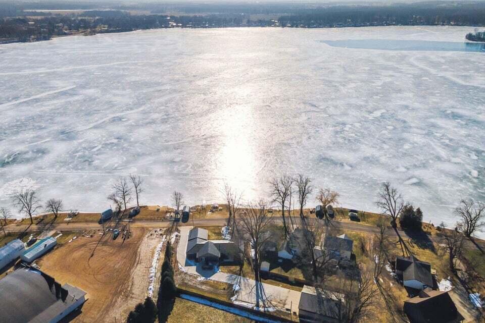 Shore Dr, Crystal, MI 48818