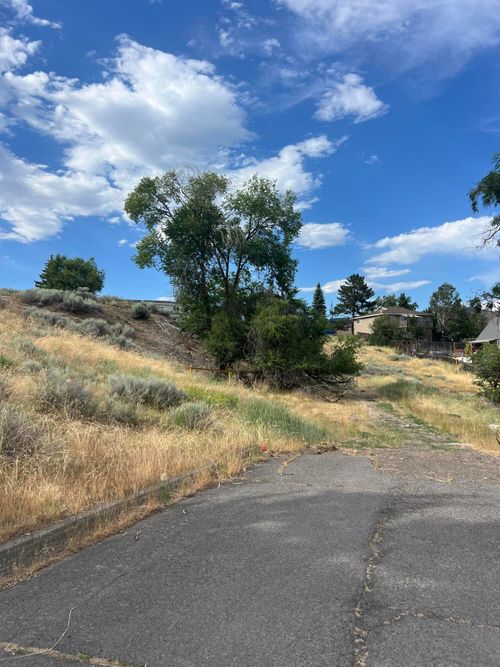 3and4-1944 Academy Ave, Klamath Falls, OR, 97601-2104 | Card Image