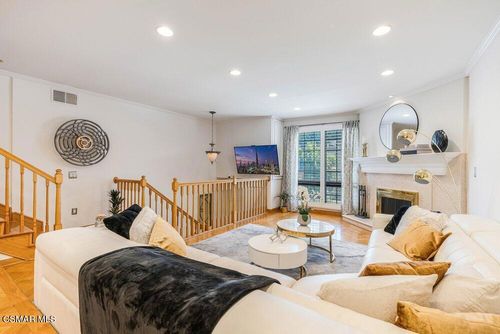 29-18102 Burbank Blvd, Tarzana, CA, 91356 | Card Image