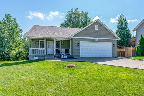 16 W Village Cir, Davenport, IA, 52806-4857 | Card Image
