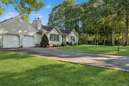 160 High Meadow Ln, Riverhead, NY, 11901-5036 | Card Image