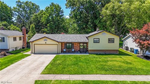 26915 Adele Ln, Olmsted Twp, OH, 44138-1140 | Card Image