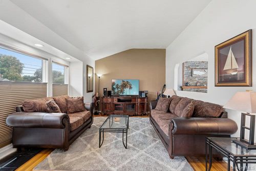 10 Riverdale Ave, Oakdale, NY, 11769-1527 | Card Image