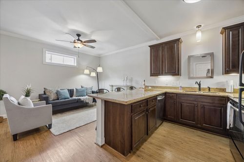 b-611 E 20th Street, Houston, TX, 77008 | Card Image