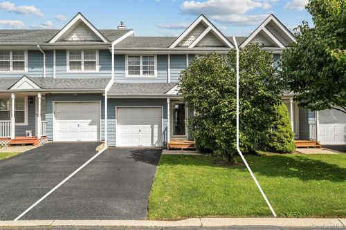 5 Spruce Ln, Central Islip, NY, 11722-4669 | Card Image