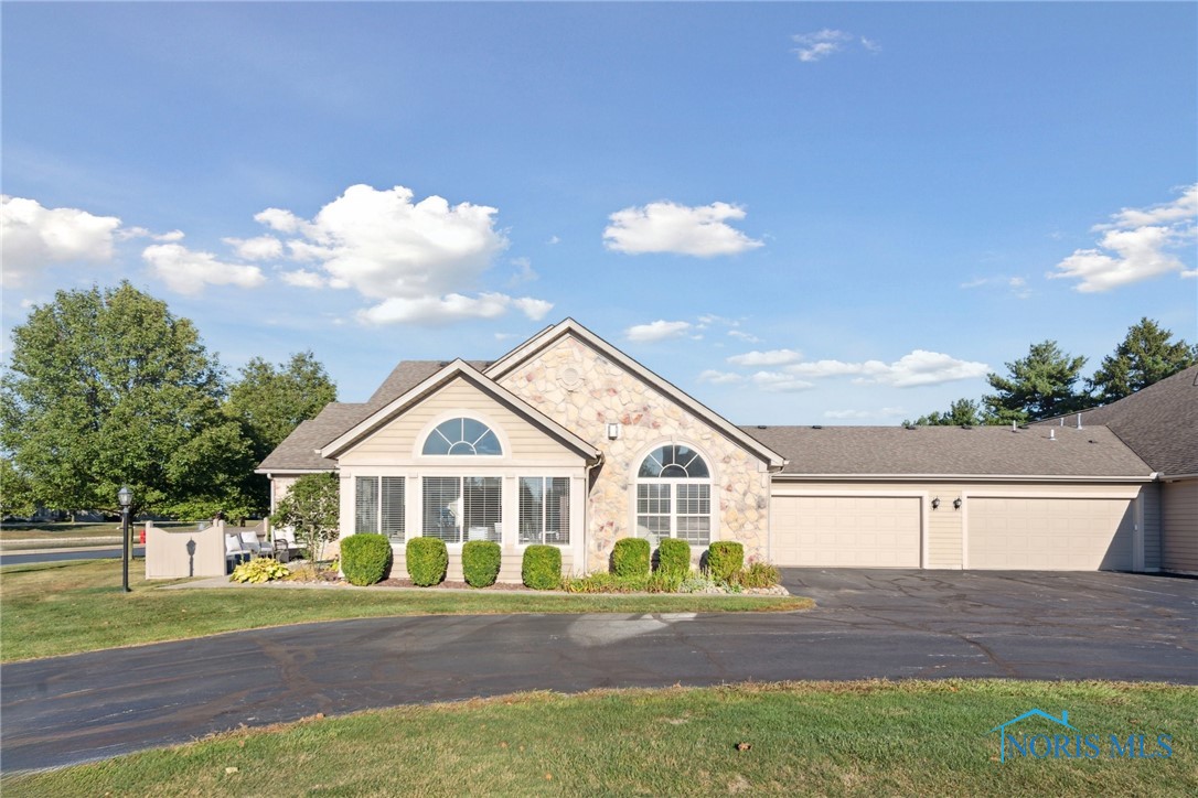 Connor Lake Cir, Perrysburg, OH 43551