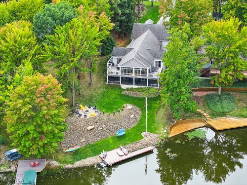 1560 Lake Crest Dr, Roaming Shores, OH, 44084-9622 | Card Image