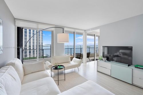 apt-11d-555 Ne 15th St, MIAMI, FL, 33132-1401 | Card Image
