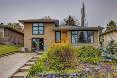 11 Woodlark Dr Sw, House detached with 4 bedrooms, 3 bathrooms and 3 parking in Calgary AB | Image 1