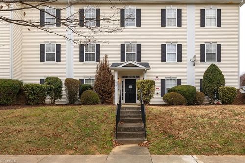 2204 Mcconnell Dr, Kernersville, NC, 27284-6074 | Card Image