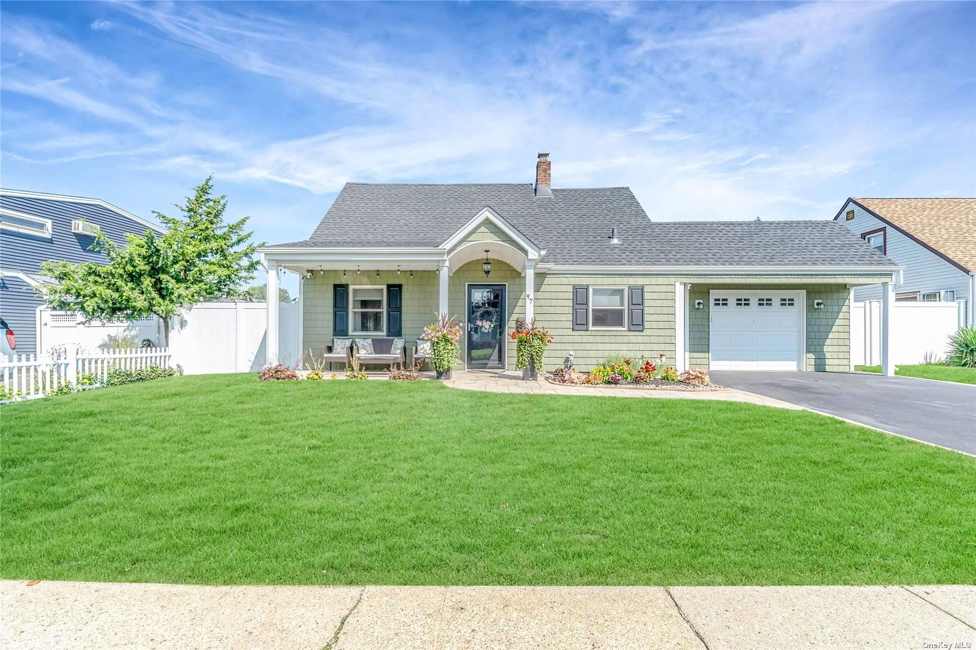 Prairie Ln, Levittown, NY 11756