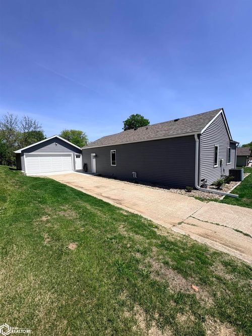 123 Geneva Dr, Oskaloosa, IA, 52577-3006 | Card Image