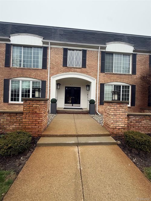 150 E Long Lake Rd, Bloomfield Hills, MI, 48304-2357 | Card Image