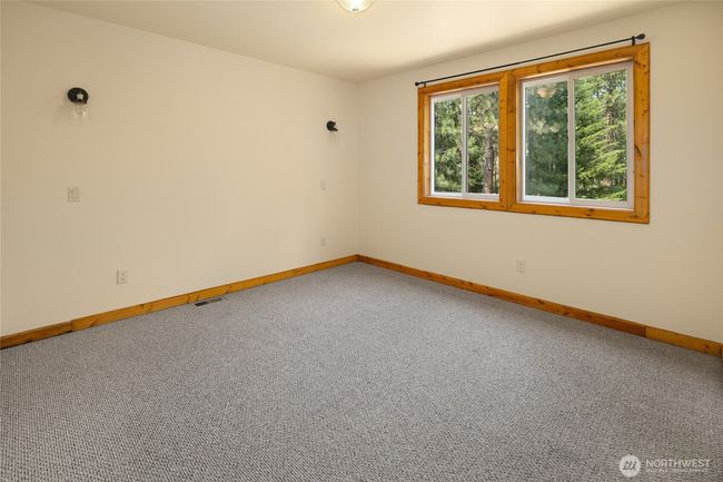Large upstairs bedroom | Image 12