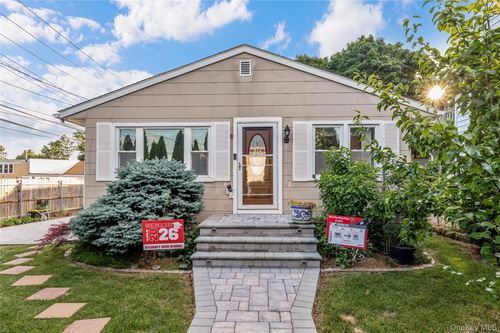36 Richmond St, Syosset, NY, 11791-3009 | Card Image
