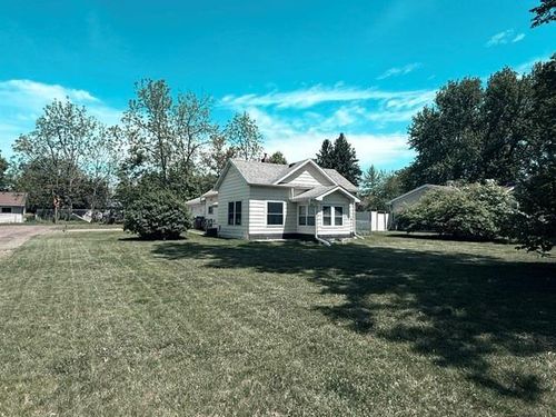 536 Olive St, Chippewa Falls, WI, 54729-1616 | Card Image