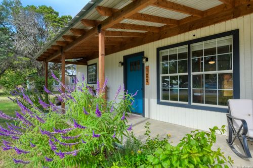 109 Hilltop Dr, Kerrville, TX, 78028-7070 | Card Image