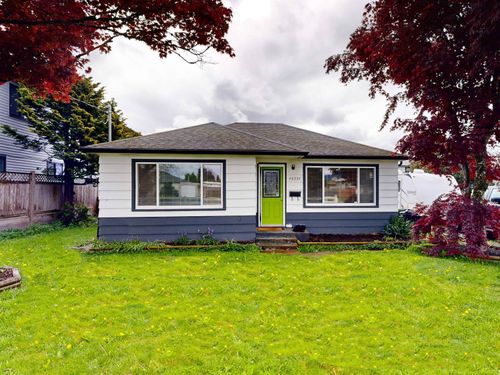 46334 Maple Avenue, House other with 2 bedrooms, 1 bathrooms and 6 parking in Chilliwack BC | Card Image
