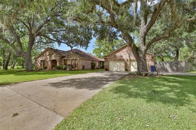 DOUBLE DRIVEWAY PROVIDES EXTRA PARKING SPACE | Image 2