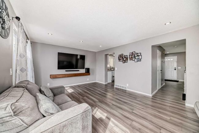 59 Castlegrove Road Ne, Home with 3 bedrooms, 1 bathrooms and 2 parking in Calgary AB | Image 15