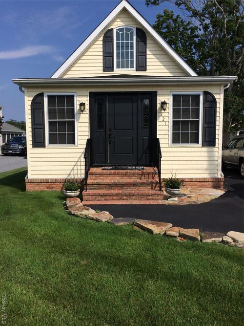 221 S Dunton Ave, East Patchogue, NY, 11772-6113 | Card Image