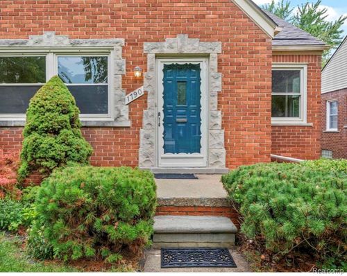 1790 Kenmore Dr, Grosse Pointe Woods, MI, 48236-1930 | Card Image