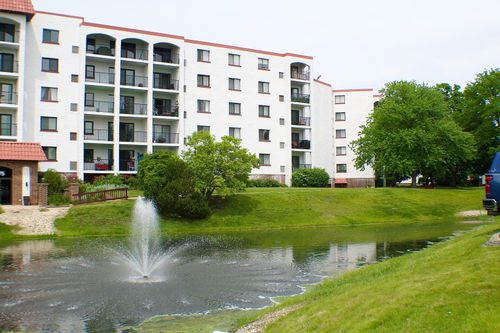 104-475 Plum Creek Dr, Wheeling, IL, 60090-6346 | Card Image