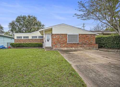 17 Manor Way, Galveston, TX, 77550-3218 | Card Image