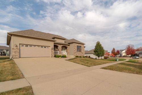 2105 Boxwood Drive, Cedar Falls, IA, 50613 | Card Image