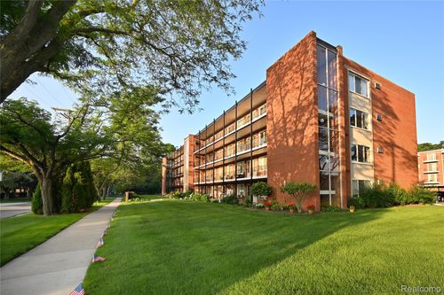405-2820 Woodslee Dr, Royal Oak, MI, 48073-2940 | Card Image