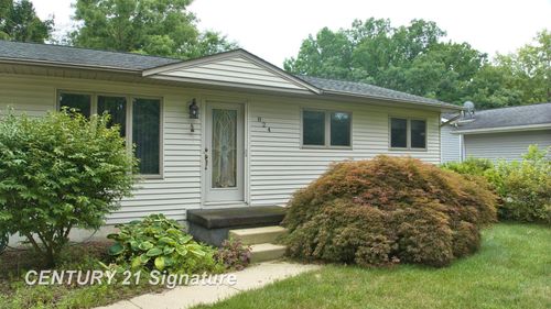 824 Gerald St, Flushing, MI, 48433-1740 | Card Image