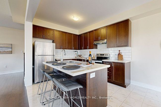 28 Av Horizon, House attached with 4 bedrooms, 3 bathrooms and 4 parking in Millbrook ON | Image 9