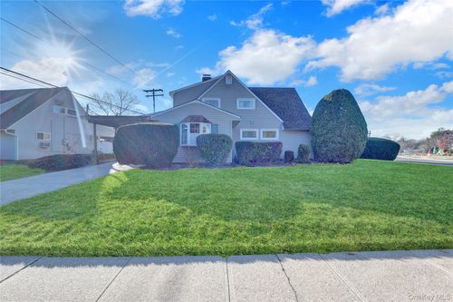 2 Welcome Ln, Wantagh, NY, 11793-1207 | Card Image