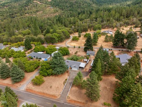 221 Village Ln, Grants Pass, OR, 97527-8926 | Card Image