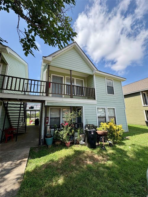 339 Ware Dr, Grand Prairie, TX, 75051-3017 | Card Image