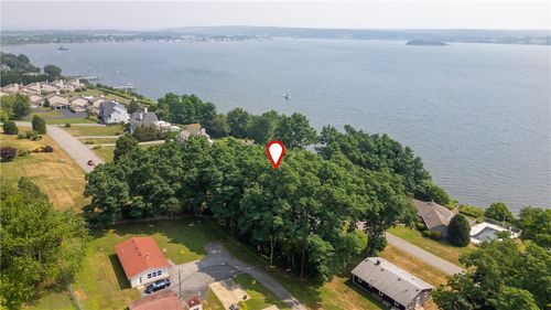 30 Johnnycake Ln, Portsmouth, RI, 02871-4110 | Card Image