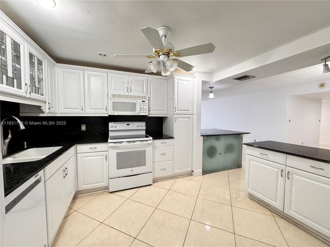 APT-2807 - 1370 S Ocean Blvd, Condo with 2 bedrooms, 2 bathrooms and null parking in Pompano Beach FL | Image 12