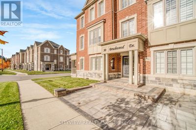 30 Brushwood Dr, Townhouse with 5 bedrooms, 4 bathrooms and 3 parking in Brampton ON | Image 2