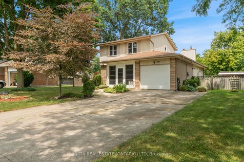 330 Willow Cres, Corunna, ON, N0N1G0 | Card Image