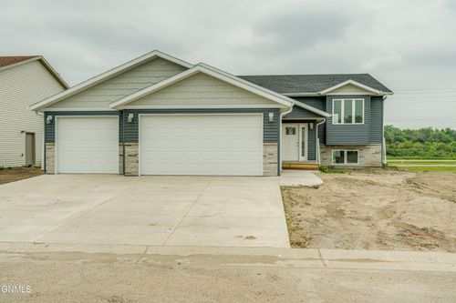 1232 Empire Cir, Bismarck, ND, 58504-7552 | Card Image