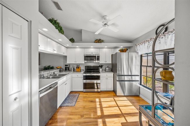 7640 - 5933 Clubside Dr, Condo with 2 bedrooms, 2 bathrooms and null parking in SARASOTA FL | Image 6