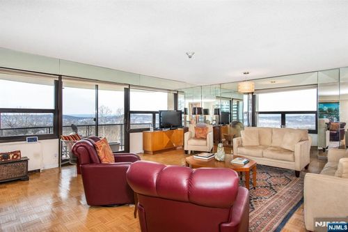 2 Claridge Dr, Verona, NJ, 07044 | Card Image